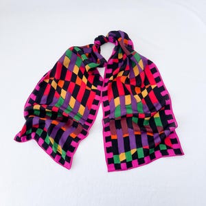 Vintage Geometric Silk Scarf: Pink Retro Style Neck Tie