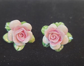 Pendientes de porcelana vintage rosa rosa con hojas verdes clip en aproximadamente 1 pulgada