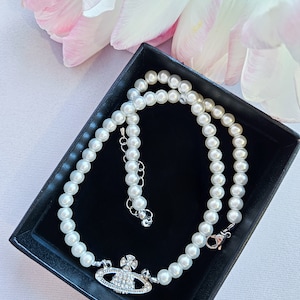 Collier Collier de perles en argent avec pendentif Saturne et perles de strass Inspiré de Vivienne Westwood Design romantique et élégant image 2