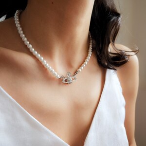 Collier Collier de perles en argent avec pendentif Saturne et perles de strass Inspiré de Vivienne Westwood Design romantique et élégant image 5