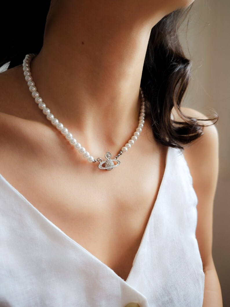 Collier Collier de perles en argent avec pendentif Saturne et perles de strass Inspiré de Vivienne Westwood Design romantique et élégant image 5