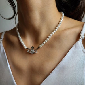 Collier Collier de perles en argent avec pendentif Saturne et perles de strass Inspiré de Vivienne Westwood Design romantique et élégant image 1