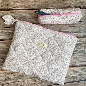 Quilted pink floral cotton laptop sleeve, pink checkered lining, laptop sleeve with flowers, iPad sleeve, tablet sleeve matching pencil case