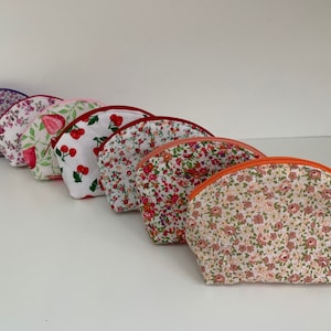Monedero acolchado hecho a mano - Bolsa floral cosida a mano - Mini monedero - Bolso cosido a mano - Mini neceser