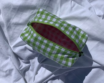 Make-up tas met levendige groene gingham buitenkant en lichtroze vichy geruite voering - handgemaakte make-uptas - make-uptasje - toilettas voor dames