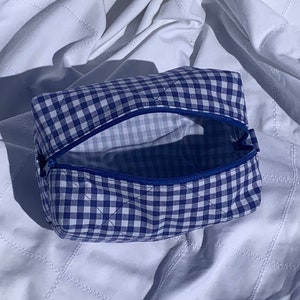 Blauwe Gingham make-up tas met lichtblauwe vichy geruite voering handgemaakte make-up tas Gingham make-up tasje kleurrijke toilettas voor dames afbeelding 1