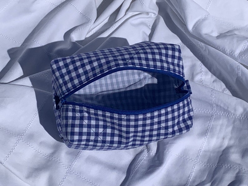 Blauwe Gingham make-up tas met lichtblauwe vichy geruite voering handgemaakte make-up tas Gingham make-up tasje kleurrijke toilettas voor dames afbeelding 1