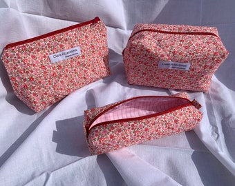 Bolsa de Maquillaje con Flores Rojas y Cuadro Vichy Rosa - Bolsa de Maquillaje Floral Hecha a Mano con Gingham en su interior - Organizador de Maquillaje y Neceser