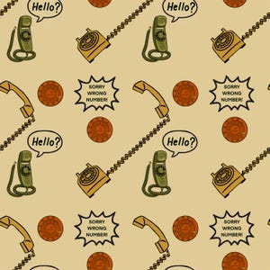 Pode incluir: Padrão repetitivo de telefones retrô, mostradores rotativos e receptores de auscultador em verde-oliva e bege. Balões de fala dizem "Hello?" e o texto diz "Sorry Wrong Number!" em um fundo bege.