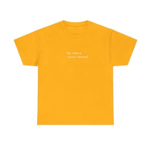 K&ouml;nnte beinhalten: Senfgelbes T-Shirt mit dem wei&szlig;en Text "Be Where You're Wanted". Das kurz&auml;rmelige Shirt ist aus einem weichen Material gefertigt und eignet sich f&uuml;r Freizeitkleidung. Das Shirt ist einfarbig.