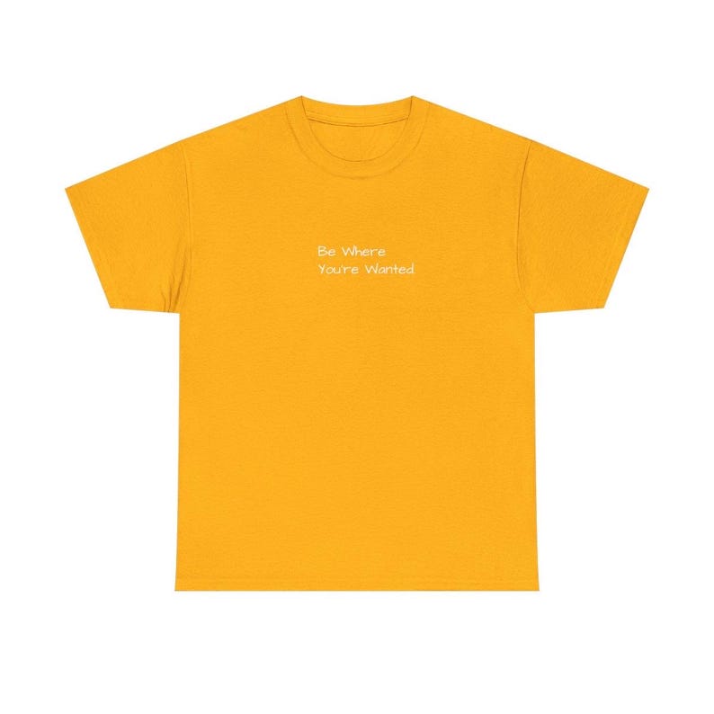 K&ouml;nnte beinhalten: Senfgelbes T-Shirt mit dem wei&szlig;en Text "Be Where You're Wanted". Das kurz&auml;rmelige Shirt ist aus einem weichen Material gefertigt und eignet sich f&uuml;r Freizeitkleidung. Das Shirt ist einfarbig.