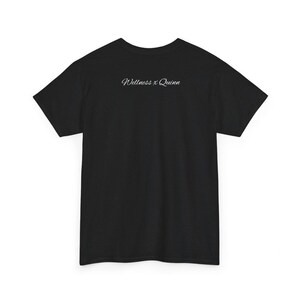 K&ouml;nnte beinhalten: Schwarzes T-Shirt mit dem Text "Wellness x Quinn" in kursiver Schrift. Das Shirt ist einfarbig schwarz und hat kurze &Auml;rmel. Der Text ist mittig auf dem Shirt platziert.