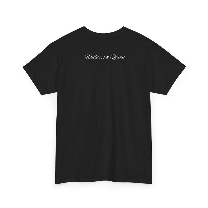 K&ouml;nnte beinhalten: Schwarzes T-Shirt mit dem Text "Wellness x Quinn" in kursiver Schrift. Das Shirt ist einfarbig schwarz und hat kurze &Auml;rmel. Der Text ist mittig auf dem Shirt platziert.
