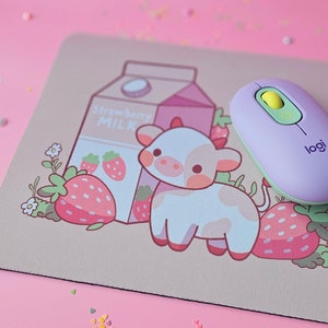 Kawaii Erdbeer Kuh Mousepad | Niedliches Cottagecore Arbeitszimmer | Schreibtischzubehör zum Arbeiten oder Spielen
