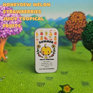K&ouml;nnte beinhalten: Eine silberne Dose mit einer bunten Illustration von Fr&uuml;chten und dem Wort "SUMMER" in einem gelben Banner. Der Text auf der Dose lautet "SOLID PERFUME Saftige Melone, Erdbeeren, knackige &Auml;pfel und sonnengereifte Beeren EYEVI ROLLPLAYAROMAS".