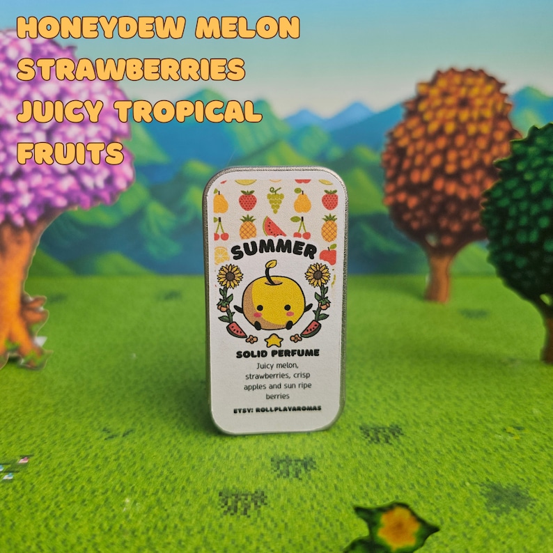 K&ouml;nnte beinhalten: Eine silberne Dose mit einer bunten Illustration von Fr&uuml;chten und dem Wort "SUMMER" in einem gelben Banner. Der Text auf der Dose lautet "SOLID PERFUME Saftige Melone, Erdbeeren, knackige &Auml;pfel und sonnengereifte Beeren EYEVI ROLLPLAYAROMAS".