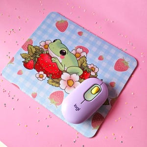 Frosch im Bett aus Erdbeeren | Niedliches Cottagecore Arbeitszimmer | Schreibtischzubehör zum Arbeiten oder Spielen