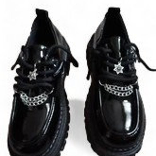 Teufel Fledermaus Flügel Punk Schuhe, Boot Charms Steampunk Stiefel Gothic Cosplay Schuhe Niedliche schwarze Patent Goth Ästhetik Schnallen, Nieten und Reißverschlüsse