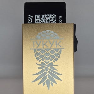スウィンガー ウォレット ミニマリスト RFID ブロッキング メタル ウォレット、ポップアップ スタイルのカード ホルダー付き、カスタマイズされたパーソナライゼーションが含まれています。