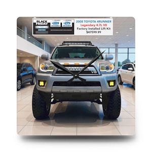 Puede incluir: Toyota 4Runner plateado de 2008 con un kit de elevación instalado de fábrica, neumáticos grandes y faros antiniebla amarillos. La esfera del reloj está centrada en el vehículo. El texto "BLACK FRIDAY" y los precios son visibles en el fondo.