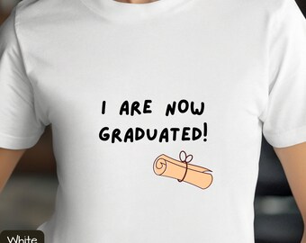 Sono ora laureato T-shirt, divertente camicia di laurea, regalo di laurea, camicia per laureati, maglietta per laureati, laureato senior, laureato