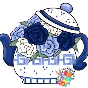 Può includere: Illustrazione di una teiera blu e bianca piena di rose blu e bianche e foglie verdi. La teiera ha un manico, un beccuccio e un coperchio blu con un pomello blu. La teiera è decorata con motivi geometrici blu e punti blu.