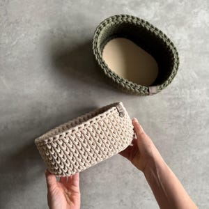 Größe M (Boden 20x13 cm) in Warm Beige und Avocado.