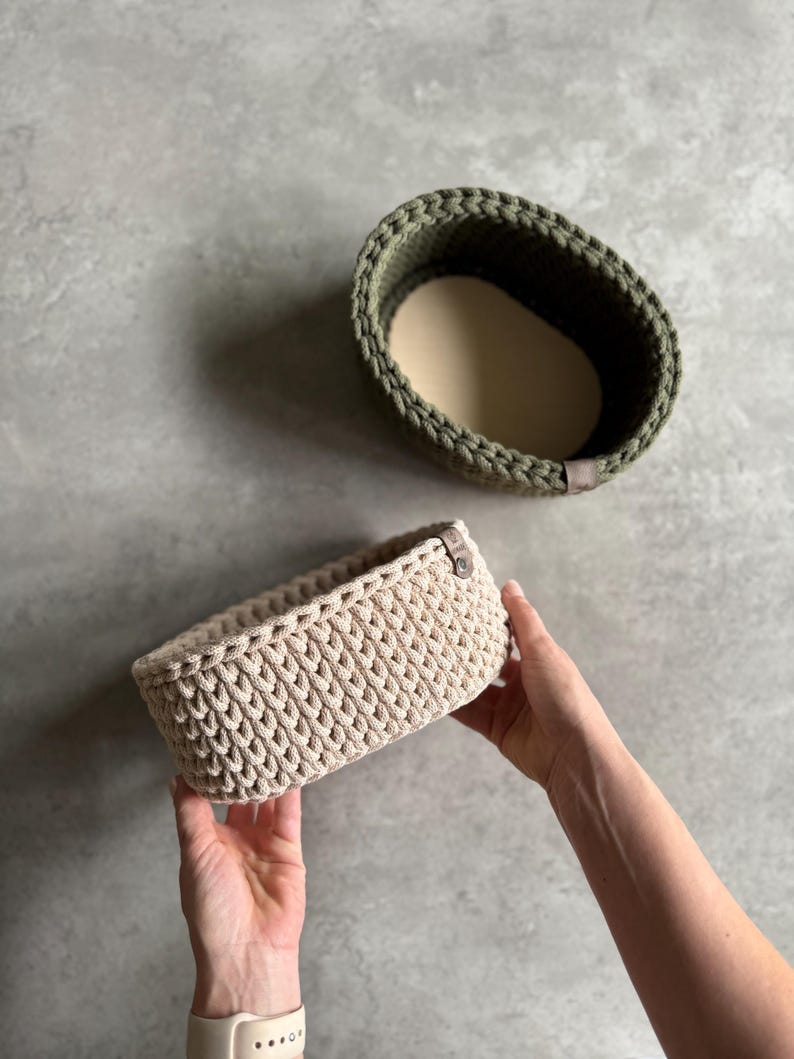 Größe M (Boden 20x13 cm) in Warm Beige und Avocado.