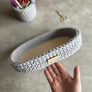 Tablett, oval mit Holzboden, gehäkelte Schlüsselablage, Körbchen, Utensilo, Häkeltablett, Dekotablett, im Strickstil, mit Holzlabel
