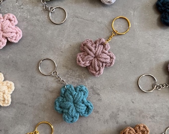 Crocheted flower key ring, crocheted flowers, spring-like bag charm, flower pendant, available in many enchanting colors
