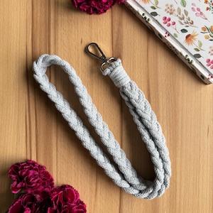 Makramee Schlüsselband im klassischen Flechtmuster, 100 % recycelte Baumwolle, besonders angenehm um den Hals zu tragen, perfekt fürs Büro