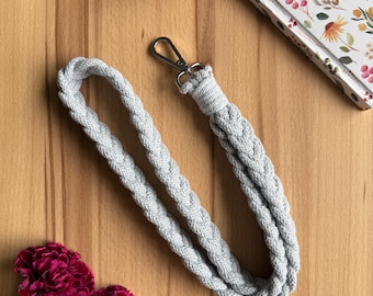 Macrame key lanyard in a classic braided pattern, 100% recycled cotton, particularly comfortable to wear around the neck, perfect for the office.
