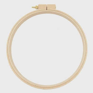 Op de afbeelding: Een ronde borduurring gemaakt van lichtgekleurd hout, bestaande uit twee concentrische ringen die aan de bovenzijde bij elkaar worden gehouden door een klein, messingkleurig metalen schroefmechanisme om stof strak te houden.
