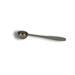Puede incluir: Una cuchara medidora de acero inoxidable con un cuenco redondeado y un mango largo y delgado. La cuchara está diseñada para la medición precisa de ingredientes secos o líquidos. La cuchara se muestra sobre un fondo blanco.