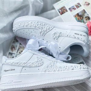 Brudskor, pärlbroderiskor, specialdesignade vita sneakers, bandskosnören, handgjorda platåskor, brudskor till bröllopsfesten.