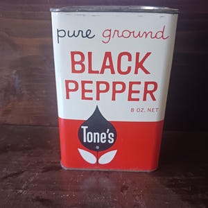 Vintage Tone’s Pure Ground Black Pepper Tin – 8 oz Mid-Century Kitchen Spice Can, 1960s Advertising Collectible