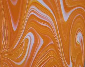 Puede incluir: Una superficie lisa y plana con un vibrante patrón jaspeado de colores naranja, amarillo y blanco en remolino. El diseño consiste en curvas fluidas y alargadas que crean un efecto abstracto continuo en toda el área rectangular.