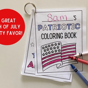 Op de afbeelding: Een kleurboek met een patriottisch thema. De omslag toont een rood, wit en blauwe Amerikaanse vlag met sterren. De titel van het boek is "Sam's Patriotisch Kleurboek".