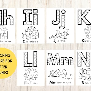 Op de afbeelding: Een set educatieve alfabetwerkbladen met de letters H tot en met N. Elke pagina toont een grote letter en een bijbehorend object, zoals een huis, iglo, straaljager, vlieger, leeuw, muis en nest, allemaal ontworpen met stippen om in te kleuren.
