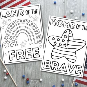 Op de afbeelding: Twee zwart-witte printbare kleurplaten met patriottische thema's. De eerste pagina toont een regenboog met sterren en de tekst "Land of the Free". De tweede pagina toont een ster met strepen en de tekst "Home of the Brave".