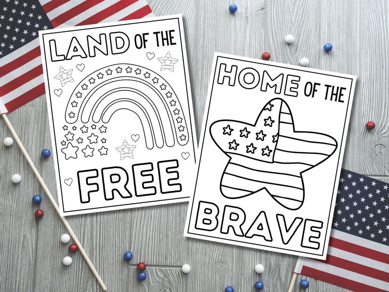 Op de afbeelding: Twee zwart-witte printbare kleurplaten met patriottische thema's. De eerste pagina toont een regenboog met sterren en de tekst "Land of the Free". De tweede pagina toont een ster met strepen en de tekst "Home of the Brave".