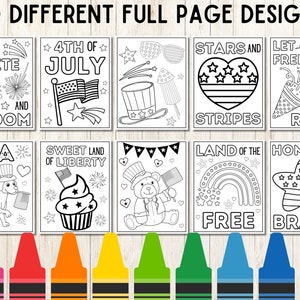Op de afbeelding: Tien zwart-witte kleurplaten met patriottische thema's voor 4 juli. De pagina's bevatten afbeeldingen van vuurwerk, sterren, strepen, een cupcake, een teddybeer, een hond en een regenboog. De tekst op de pagina's is "Red White and Boom", "4th of July", "Stars and Stripes", "Let Freedom Ring", "USA", "Sweet Land of Liberty", "Land of the Free" en "Home of the Brave".