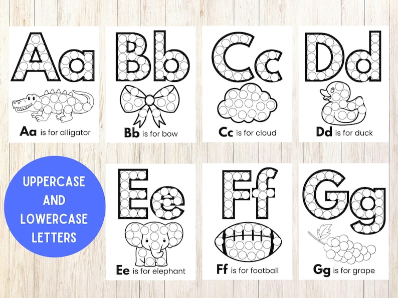 Op de afbeelding: Een set van zeven educatieve alfabetwerkbladen met hoofdletters en kleine letters van A tot G. Elke letter is ontworpen met een stippatroon, vergezeld van een bijbehorende illustratie van een alligator, strik, wolk, eend, olifant, voetbal of druif, met tekstlabels.