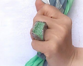 Единственное в его роде массивное эффектное кольцо.