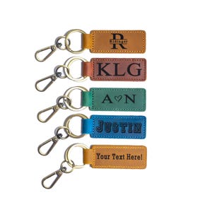 Personalisierter Leder-Schlüsselanhänger – Individuell gravierter Name oder Initiale – Handgefertigtes Geschenk für Männer & Frauen – Bunter Leder-Schlüsselanhänger mit Metallverschluss