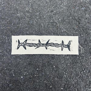 Parche de alambre de espino hecho a mano: parche de lona linograbado impreso a mano