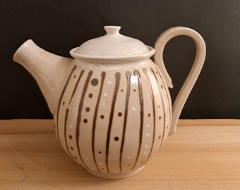 handgemachte Teekanne aus Keramik
