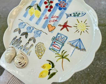 Piatto in porcellana dipinto a mano con dettagli dorati, decorato con pesci e stelle marine, un piatto in ceramica unico.