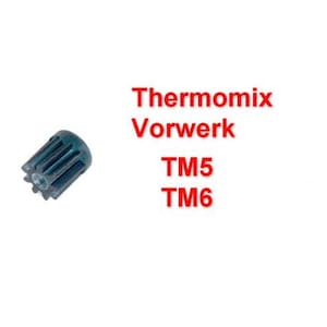 Puede incluir: Un pequeño engranaje gris oscuro con acabado metálico. Es una pieza de repuesto para Thermomix Vorwerk TM5 y TM6.