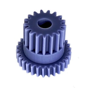 Può includere: Set di ingranaggi viola chiaro tridimensionale. Il set comprende tre ingranaggi di diverse dimensioni, impilati l'uno sull'altro. Gli ingranaggi hanno un design dentato e un foro centrale. Sfondo bianco.